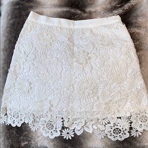 TOPSHOP: White flowered skirt
